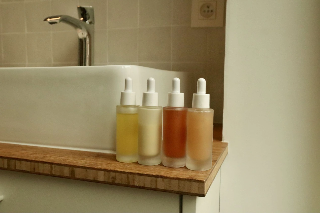 Les 4 produits de skincare chouke sur un lavabo