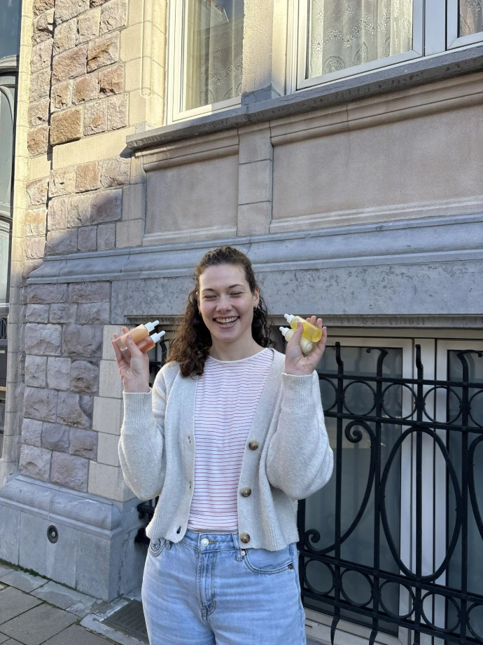 La fondatrice avec les produits Chouke