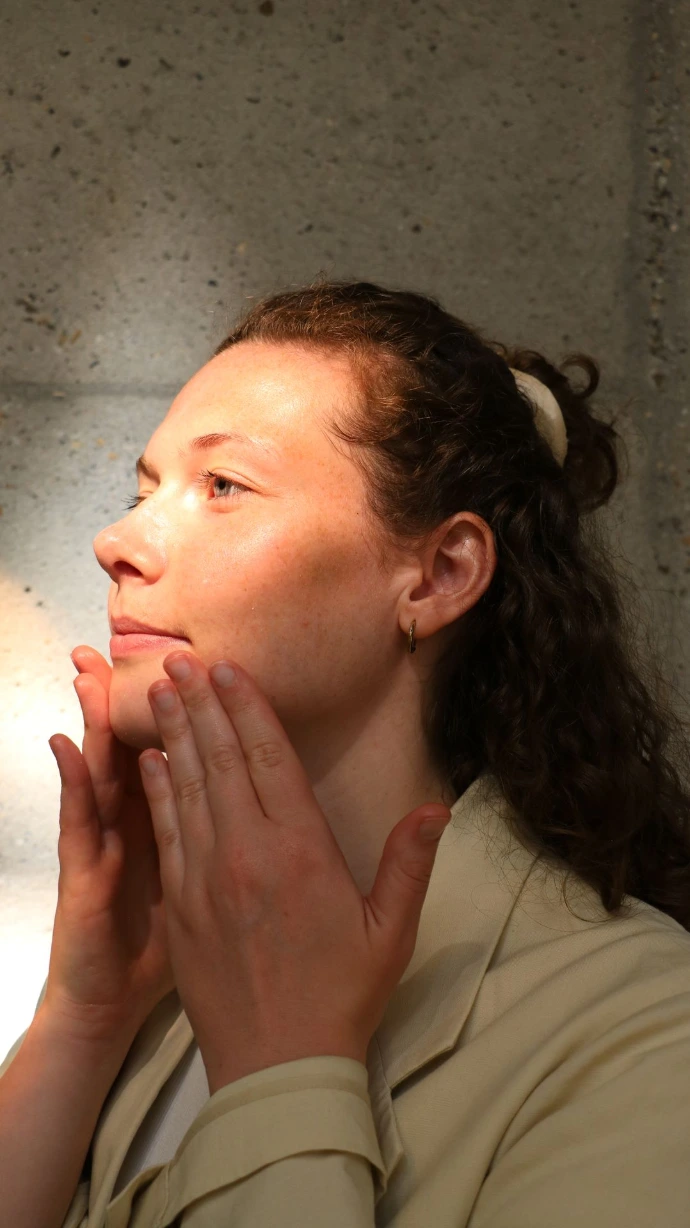 La fondatrice utilisant les produits Chouke