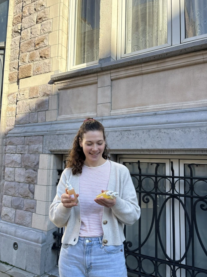 La fondatrice Manon avec les 4 produits